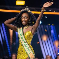 Mahkota Miss Grand International 2020 diraih oleh Abena Appiah asal USA atau Amerika Serikat.  Abena merupakan Miss Grand USA pertama yang juga seorang warga negara Ghana. Foto: Dok. Instagram @missgrandinternational
