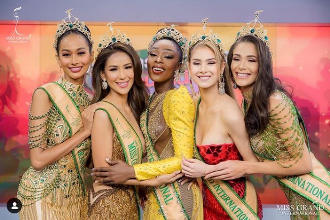 Dari kiri ke kanan adalah Miss Grand Indonesia Aurra Kharisma, Miss Grand Philippines Samantha Bernardo, Miss Grand International 2020 Abena Appiah, Miss Grand Guatemala Ivana Batchelor dan Miss Grand Brazil Lala Guedes. Dari kelimanya, siapa favorit kamu? Foto: Dok. Instagram @missgrandinternational
