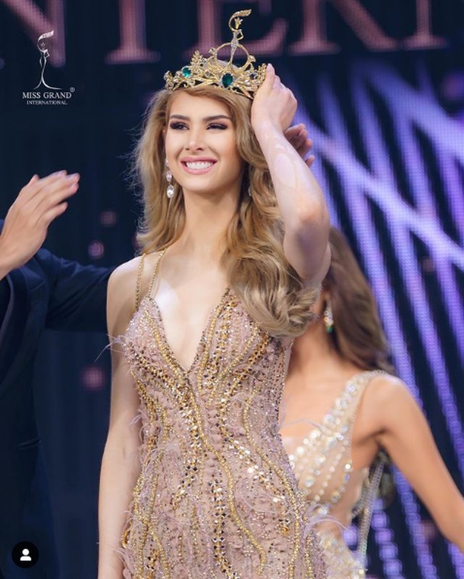 Sedangkan runner-up 2 Miss Grand International 2020 adalah Miss Grand Guatemala Ivana Batchelor. Ivana baru berusia 20 tahun dan dalam kesehariannya bekerja sebagai penerjemah bahasa Inggris dan Spanyol. Wanita dengan tinggi 182 cm itu juga seorang pianist dan penari profesional. Foto: Dok. Instagram @missgrandinternational
