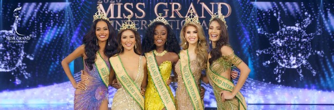 Abena Appiah berpose bersama empat wanita yang sebelumnya menjadi saingannya untuk meraih mahkota juara Miss Grand International 2020. Abena Appiah bagi para pageant lovers bukan wajah baru. Sosoknya dikenal sudah malang melintang di dunia kontes kecantikan. Dia pernah mewakili Ghana di ajang Miss Earth 2019 dan berhasil mencapai babak top 20. Dia juga mewakili Ghana di ajang Miss Universe 2014. Foto: Dok. Instagram @missgrandinternational