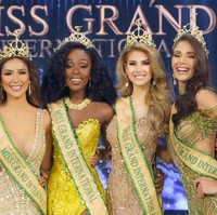 Abena Appiah berpose bersama empat wanita yang sebelumnya menjadi saingannya untuk meraih mahkota juara Miss Grand International 2020. Abena Appiah bagi para pageant lovers bukan wajah baru. Sosoknya dikenal sudah malang melintang di dunia kontes kecantikan. Dia pernah mewakili Ghana di ajang Miss Earth 2019 dan berhasil mencapai babak top 20. Dia juga mewakili Ghana di ajang Miss Universe 2014. Foto: Dok. Instagram @missgrandinternational