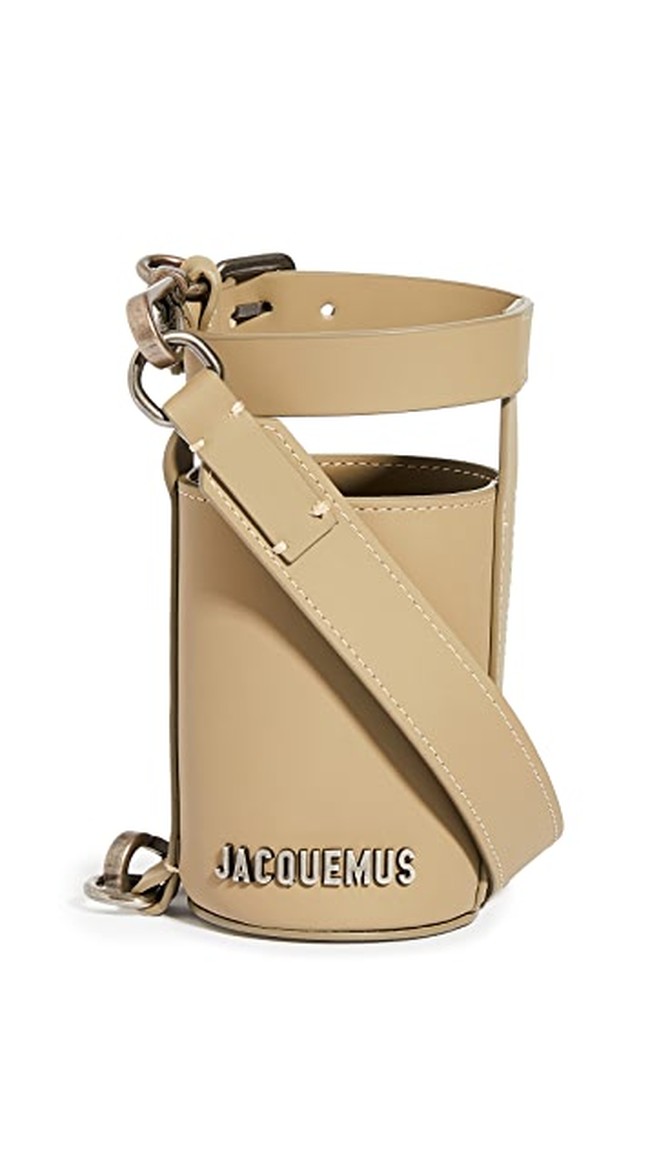 Label Pranics Jacquemus juga tak ketinggalan dengan tren yang satu ini. Salah satu produk tas botol minumnya dijual seharga US$ 315 juta atau Rp 4,5 juta. (Foto: Dok. Jacquemus)