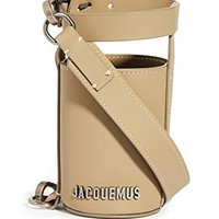 Label Pranics Jacquemus juga tak ketinggalan dengan tren yang satu ini. Salah satu produk tas botol minumnya dijual seharga US$ 315 juta atau Rp 4,5 juta. (Foto: Dok. Jacquemus)