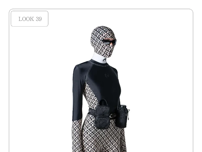 Tas botol air minum dari Marine Serre hadir dengan model tas pinggang bergaya militer. Cocok buat kamu yang suka gaya utilitarian. (Foto: Dok. Marine Serre)