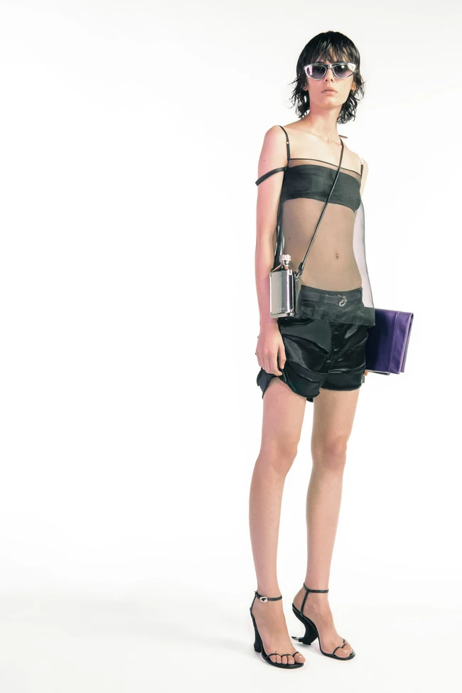 Tas botol minum juga menjadi tawaran Givenchy. Di tangan desainer barunya, Matthew Williams, tas botol minum Givenchy hadir dalam nuansa minimalis yang edgy dengan strap kulit yang bisa dipakai seperti sling bag. (Foto: Dok. Givenchy)