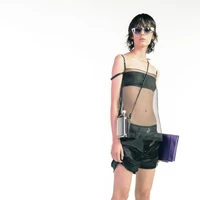 Tas botol minum juga menjadi tawaran Givenchy. Di tangan desainer barunya, Matthew Williams, tas botol minum Givenchy hadir dalam nuansa minimalis yang edgy dengan strap kulit yang bisa dipakai seperti sling bag. (Foto: Dok. Givenchy)