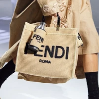 Kesadaran orang-orang untuk mengurangi penggunaan botol plastik dan menggantinya dengan botol isi ulang semakin baik. Sebagai respons, hadir deretan tas fashionable khusus untuk botol minum di koleksi spring-summer 2021. Salah satu label yang menyertakan botol minum dalam koleksinya adalah Fendi. Tas botol minum Fendi tampil matching dengan tote bag coklat dengan material bertekstur alami. (Foto: Dok. Fendi)