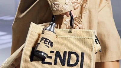 Tas Botol Minum Jadi Tren Fashion 2021, Intip Desainnya yang Stylish