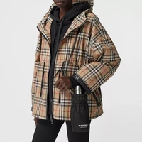 Burberry memiliki tas botol minum berbahan nylon yang terkesan sporty. Tas ini dijual seharga US$ 490 atau sekitar Rp 7 juta. (Foto: Dok. Burberry)