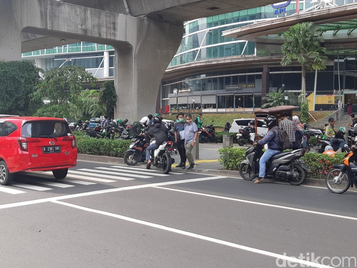 Trotoar penyeberangan jalan di Kuningan Jaksel masih disalahgunakan pemotor sebagai tempat putar balik, 30 Maret 2021. (Danu Damarjati/detikcom)