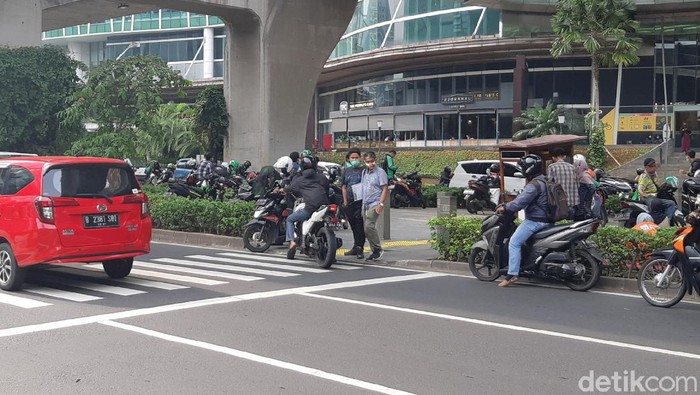 Trotoar penyeberangan jalan di Kuningan Jaksel masih disalahgunakan pemotor sebagai tempat putar balik, 30 Maret 2021. (Danu Damarjati/detikcom)