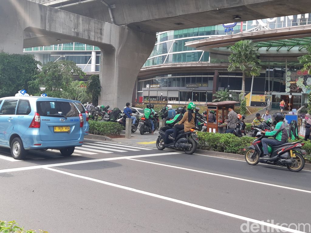 Trotoar penyeberangan jalan di Kuningan Jaksel masih disalahgunakan pemotor sebagai tempat putar balik, 30 Maret 2021. (Danu Damarjati/detikcom)