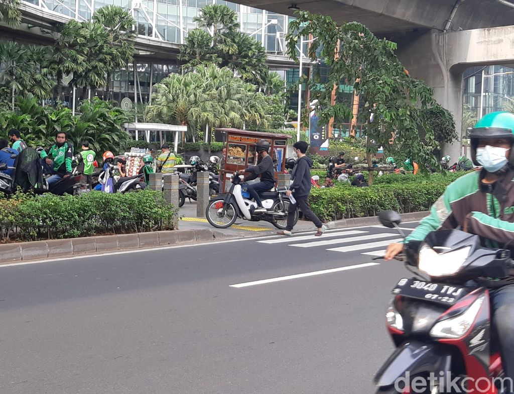 Trotoar penyeberangan jalan di Kuningan Jaksel masih disalahgunakan pemotor sebagai tempat putar balik, 30 Maret 2021. (Danu Damarjati/detikcom)