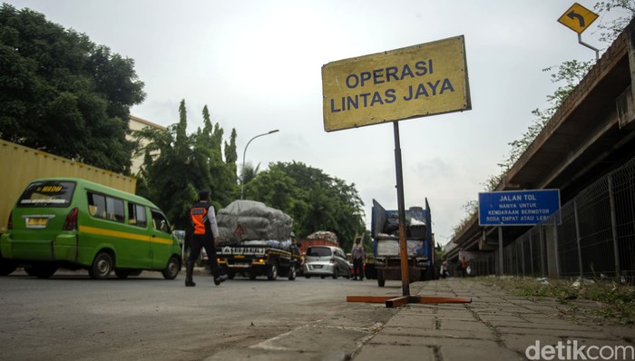 Truk Obesitas Terjaring Operasi Dishub di Jakarta Barat Petugas gabungan dari Dishub hingga TNI-Polri gelar operasi rutin di kawasan Jakarta Barat. Dalam operasi itu sejumlah truk kelebihan muatan turut ditilang petugas.