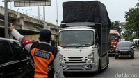Truk overdimensi dan overloading ini menimbulkan biaya sosial yang cukup besar, diantaranya, yaitu biaya bahan bakar tinggi, berkontribusi besar pada kerusakan jalan, polusi, dan juga kecelakaan, kata Dirjen Perhubungan Darat Kemenhub Budi Setiyadi pada webinar, Kamis (3/6/2021).