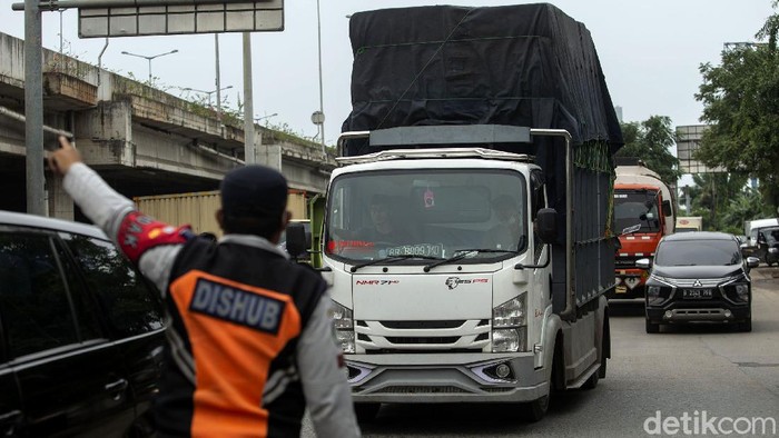 Petugas gabungan dari Dishub hingga TNI-Polri gelar operasi rutin di kawasan Jakarta Barat. Dalam operasi itu sejumlah truk kelebihan muatan turut ditilang petugas.