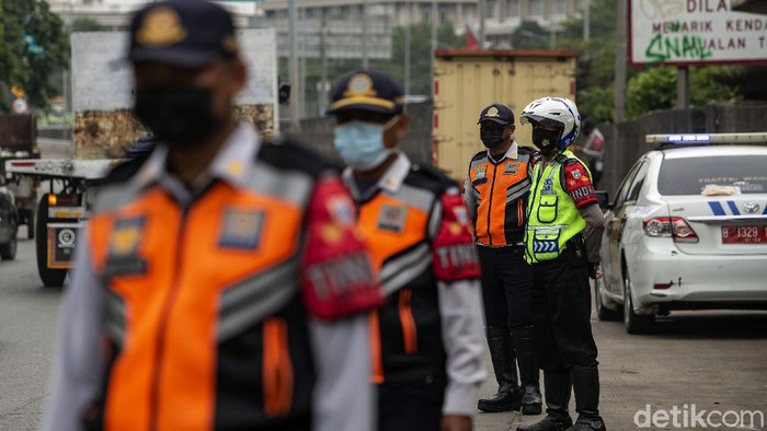Petugas gabungan dari Dishub hingga TNI-Polri gelar operasi rutin di kawasan Jakarta Barat. Dalam operasi itu sejumlah truk kelebihan muatan turut ditilang petugas.