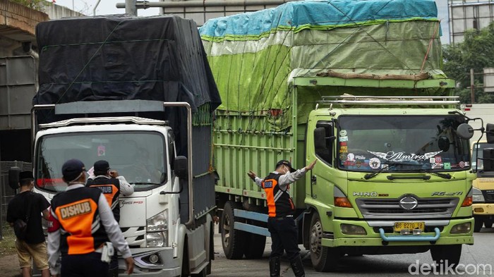 Petugas gabungan dari Dishub hingga TNI-Polri gelar operasi rutin di kawasan Jakarta Barat. Dalam operasi itu sejumlah truk kelebihan muatan turut ditilang petugas.