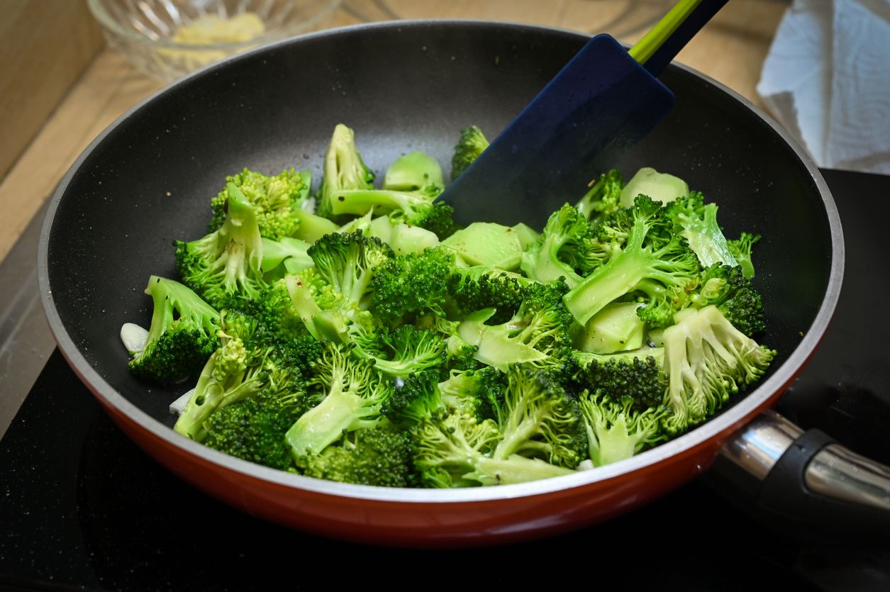Stir fried broccoli with garlic - home cook