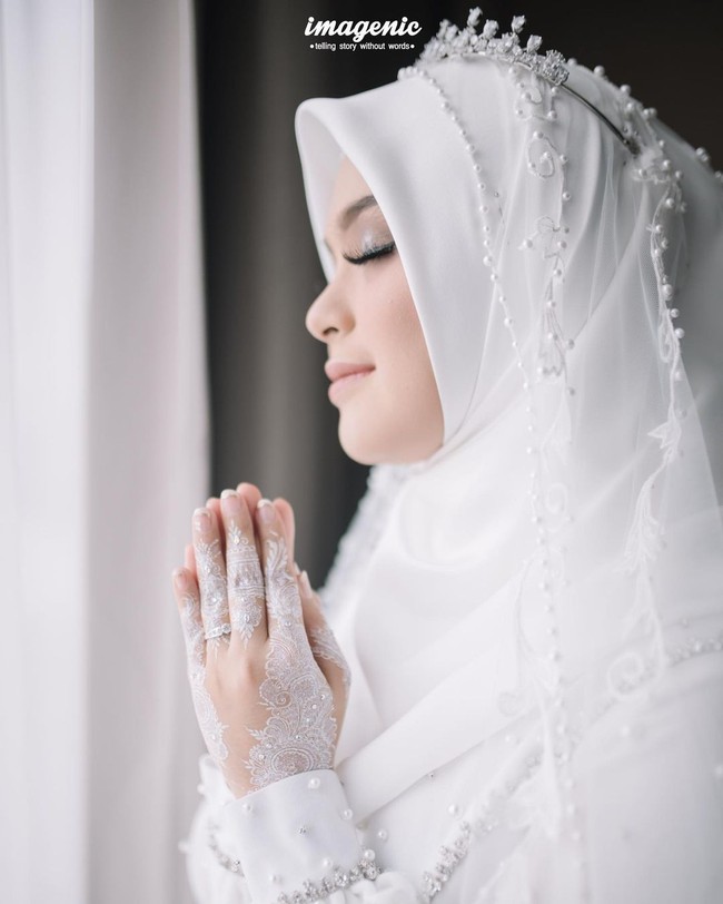 Vebby Palwinta menikah dengan Razi Bawazier. Keduanya kemudian menggelar pernkahan di KUA Kebayoran Baru, Jakarta Selatan pada 18 April 2020. Sebelum menikah di KUA, Vebby dan Razie mengadakan acara lamaran atau khitbah pada awal Maret 2020. Vebby tampil anggun saat memakai white henna di tangannya.  Foto: Dok. Instagram @vebbypalwinta.