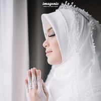 Vebby Palwinta menikah dengan Razi Bawazier. Keduanya kemudian menggelar pernkahan di KUA Kebayoran Baru, Jakarta Selatan pada 18 April 2020. Sebelum menikah di KUA, Vebby dan Razie mengadakan acara lamaran atau khitbah pada awal Maret 2020. Vebby tampil anggun saat memakai white henna di tangannya.  Foto: Dok. Instagram @vebbypalwinta.