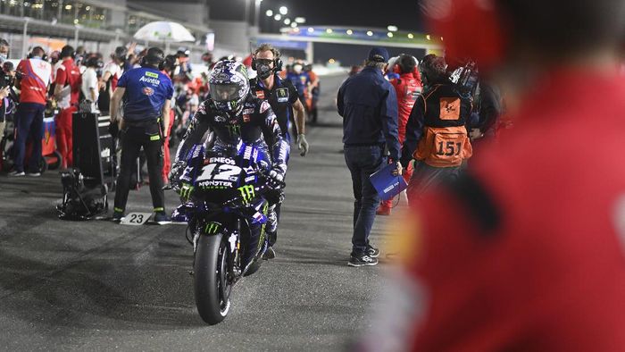Vinales DOHA, QATAR - MARCH 28: Maverick Vinales of Spain and Monster Energy Yamaha MotoGP Team arrives on the grid during the MotoGP race during the MotoGP of Qatar - Race at Losail Circuit on March 28, 2021 in Doha, Qatar. (Photo by Mirco Lazzari gp/Getty Images)