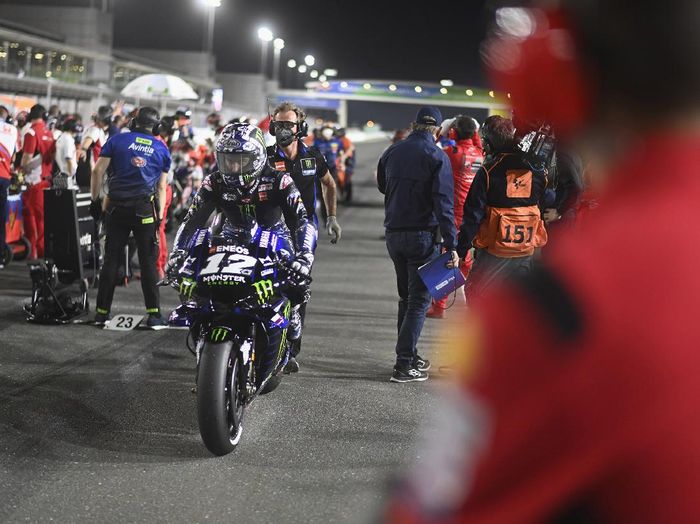 Vinales DOHA, QATAR - MARCH 28: Maverick Vinales of Spain and Monster Energy Yamaha MotoGP Team arrives on the grid during the MotoGP race during the MotoGP of Qatar - Race at Losail Circuit on March 28, 2021 in Doha, Qatar. (Photo by Mirco Lazzari gp/Getty Images)