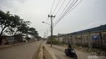 Waduh, Tiang di Tengah Jalan Perancis Tangerang Belum Dibenahi