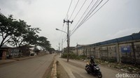 Kehadiran tiang di tengah jalan itu diketahui terkait dengan pelebaran jalan yang sebelumnya dilakukan di kawasan tersebut.