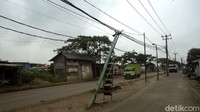 Meski jalanan telah dilebarkan enam tahun lalu, namun sejumlah tiang ini nampak belum juga direlokasi. Keberadaan tiang di tengah jalan tentunya mengganggu pengguna jalan.