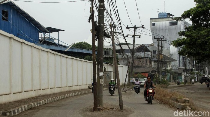 Waduh, Tiang di Tengah Jalan Perancis Tangerang Belum Dievakuasi Tiang di tengah Jalan Perancis, Kosambi, Tangerang, belum dievakuasi. Sejumlah kabel pun tampak terurai di tengah jalan sehingga membahayakan pengguna jalan.