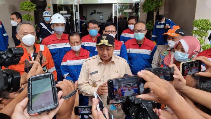 Wakil Gubernur Jawa Barat Uu Ruzhanul Ulum melakukan peninjauan kondisi lapangan dari insiden Tangki T-301 di Area Kilangan, Balongan, Indramayu.