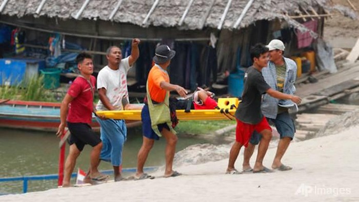 Warga Thailand bantu pengungsi Myanmar yang terluka akibat serangan udara militer Myanmar