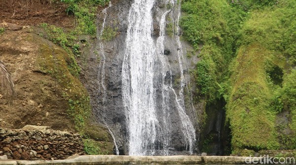 Aliran air terjun ini lumayan deras. Biasanya wisatawan di Kali Bening ramai saat akhir pekan. (Dian Utoro Aji/detikTravel) Aliran air terjun ini lumayan deras. Biasanya wisatawan di Kali Bening ramai saat akhir pekan. (Dian Utoro Aji/detikTravel)