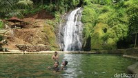 Sesampai di air terjun ini, wisatawan bisa menikmati keindahan alam. Mulai dari ada air terjun, kolam renang, hingga sungai. Anak-anak pun suka main di air terjun ini. (Dian Utoro Aji/detikTravel)