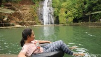 Ada pengunjung yang datang dari Palembang, Sumatera Selatan. Dia tahu air terjun ini dari media sosial. Kebetulan, dia sedang liburan di Jepara. (Dian Utoro Aji/detikTravel)