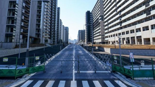 Berlokasi di Teluk Tokyo, pulau buatan itu memang sengaja dibuat untuk menjadi akomodasi para atlet peserta Olimpiade. Hanya akibat pandemi, kawasan itu malah tampak seperti kota hantu yang kosong (Twitter) Berlokasi di Teluk Tokyo, pulau buatan itu memang sengaja dibuat untuk menjadi akomodasi para atlet peserta Olimpiade. Hanya akibat pandemi, kawasan itu malah tampak seperti kota hantu yang kosong (Twitter)