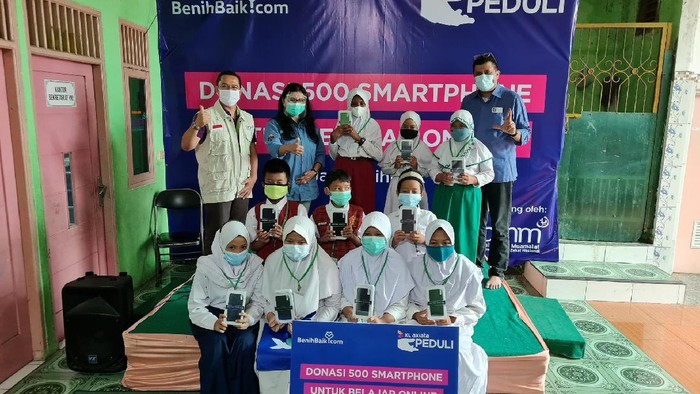 XL Axiata membagikan smartphone dan paket data gratis bagi pelajar kurang mampu di beberapa kota Indonesia, sebagai bentuk dukungan terhadap pelaksanaan Pembelajaran Jarak Jauh (PJJ).