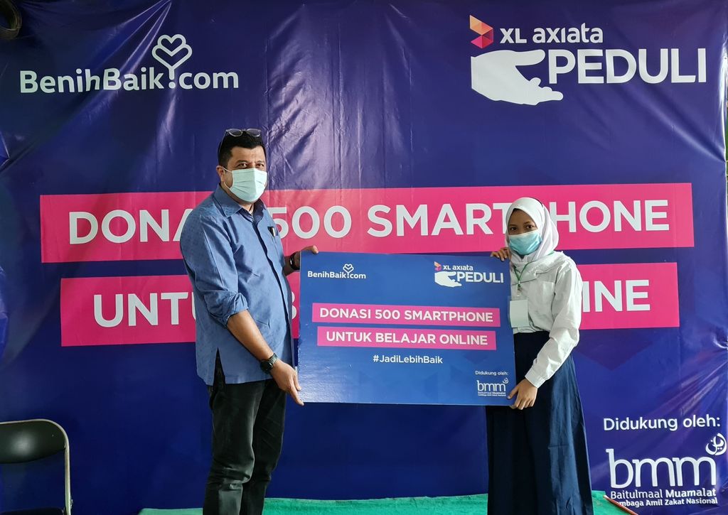 XL Axiata membagikan smartphone dan paket data gratis bagi pelajar kurang mampu di beberapa kota Indonesia, sebagai bentuk dukungan terhadap pelaksanaan Pembelajaran Jarak Jauh (PJJ).