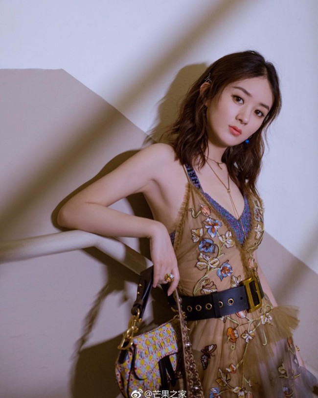 Wanita yang sering masuk dalam daftar Forbes Celebrity List tersebut pun mengaku jika hidup di pedesaaan justru membangkitkan tekadnya untuk sukses. Aku lahir di desa tapi pengalamanku hidup di pedesaaan menguatkan niatku dan memberiku kepribadian yang tegas dan gigih, ujarnya. Foto: dok. Weibo