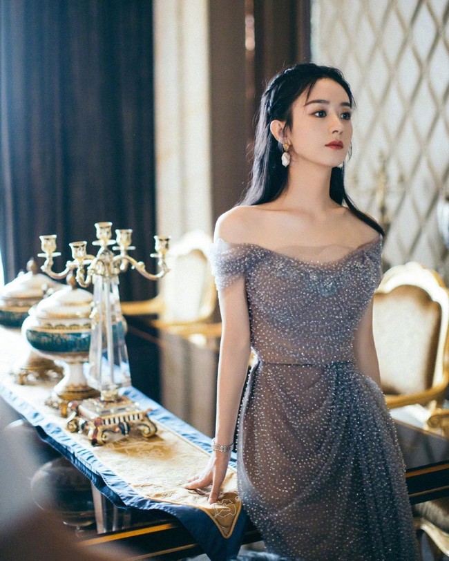 Komentar negatif dari haters untungnya tidak mempengaruhi Zhao Liying. Ia terus berjuang hingga kini sukses sebagai aktris papan atas yang juga sering ditunjukkan jadi brand ambassador merek-merek kenamaan. Foto: dok. Weibo