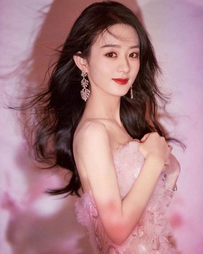 Penggemar drama China pasti sudah familiar dengan Zhao Liying. Aktris yang sering masuk daftar wanita tercantik itu telah membintangi banyak drama populer hingga membuatnya dijuluki Ratu Rating Drama China. Foto: dok. Weibo