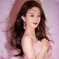 Penggemar drama China pasti sudah familiar dengan Zhao Liying. Aktris yang sering masuk daftar wanita tercantik itu telah membintangi banyak drama populer hingga membuatnya dijuluki Ratu Rating Drama China. Foto: dok. Weibo