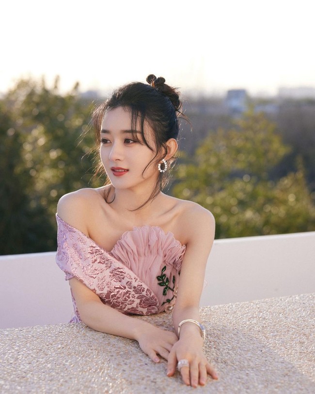 Sebelum meraih kesuksesan di dunia hiburan, Zhao Liying diketahui datang dari keluarga sederhana. Ia lahir di sebuah desa di Hebei dan dibesarkan oleh orangtua petani. Foto: dok. Weibo