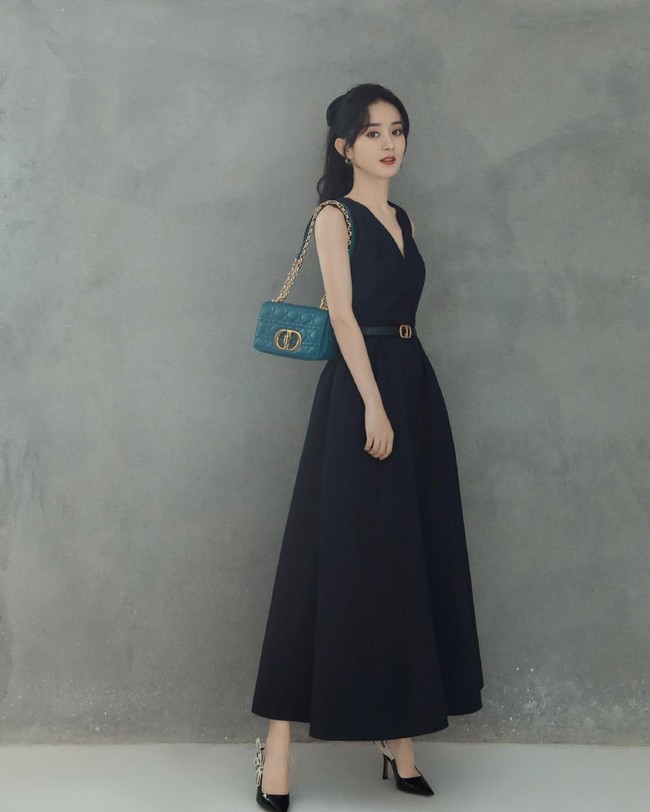 Karena kesuksesannya, Zhao Liying terpilih sebagai wakil dari turisme Hebei. Sosok wanita yang juga merupakan bos Yi Xia Techology itu juga diabadikan dalam patung lilin di Mademe Tussauds Beijing pada 2017. Selain jadi aktris top, Zhao Liying juga banyak dilirik menjadi model brand terkenal, sebut saja Dior dan Nars.  Foto: dok. Weibo