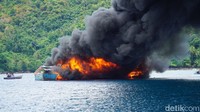 Kementerian Kelautan dan Perikanan (KKP) dan Kejaksaaan Republik Indonesia melaksanakan penenggelaman 10 kapal illegal fishing di perairan Laut Natuna Utara, Rabu (31/3/2021).