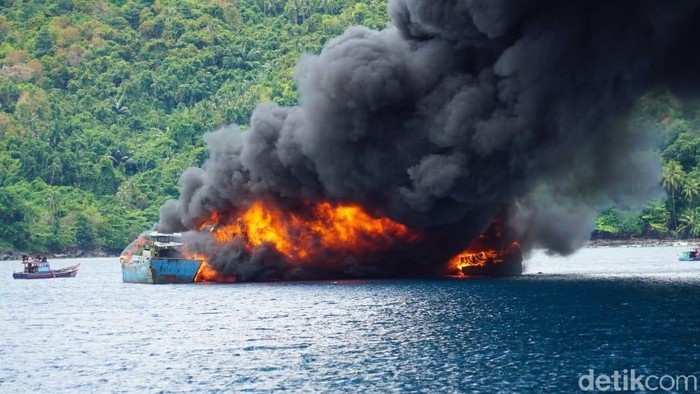 Pemerintah konsisten menyampaikan pesan tegas kepada para pelaku illegal fishing di laut Indonesia. KKP dan Kejaksaaan RI menenggelamkan 10 kapal illegal fishing pada Rabu (31/3).