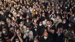 Masih Pandemi, Ribuan Orang Nonton Konser Musik di Barcelona