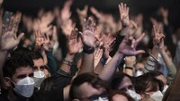 Harga tiket dari konser tersebut dibanderol seharga USD 23 atau setara dengan sekitar Rp 331 Ribu. Harga tersebut sudah termasuk dengan biaya tes dan masker.  