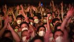 Masih Pandemi, Ribuan Orang Nonton Konser Musik di Barcelona